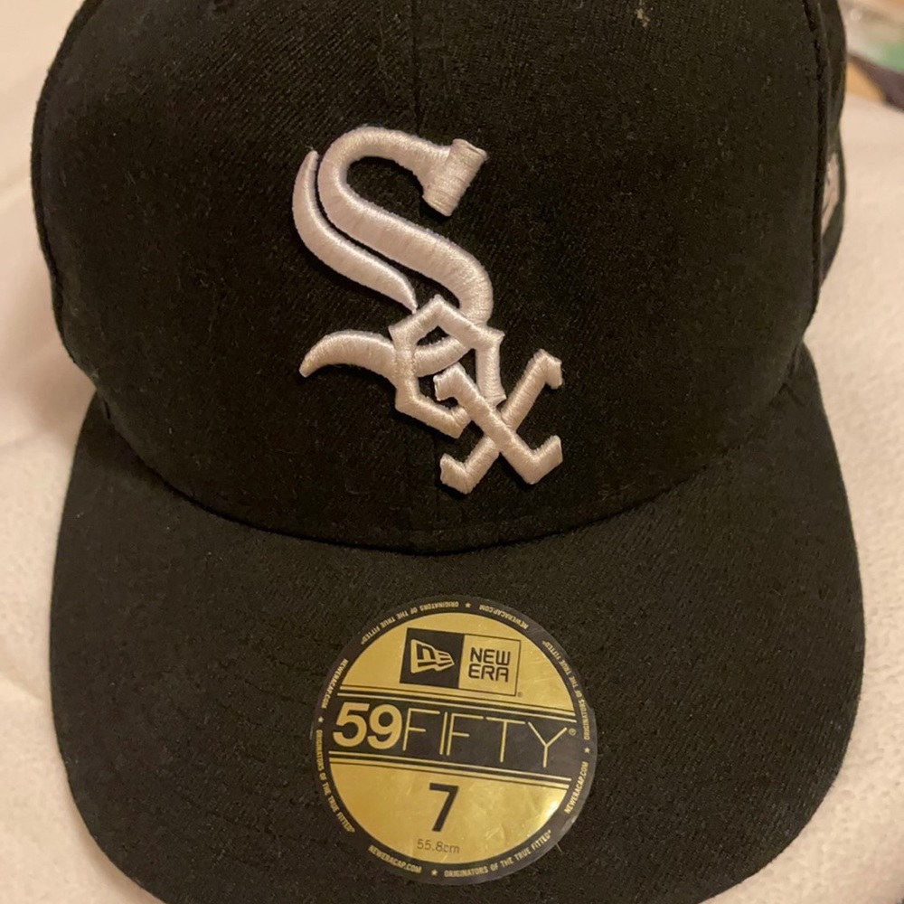 Black accessory men’s bull cap